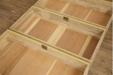 3段重ね桐箪笥を3つのローボードへリメイク!上段は引き戸を組子ガラスに変更。明るめの茶色に着色仕上げ。中段は取っ手を交換し、ダークグリーン、スモーキーイエローのツートーンペイント。下段はフラップダウン式扉に加工し、濃いめの茶色に着色仕上げ。中下段には天板を取り付け、3点全て脚の取り付け。