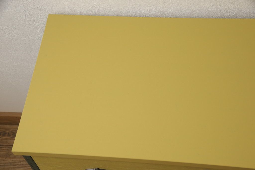 3段重ね桐箪笥を3つのローボードへリメイク!上段は引き戸を組子ガラスに変更。明るめの茶色に着色仕上げ。中段は取っ手を交換し、ダークグリーン、スモーキーイエローのツートーンペイント。下段はフラップダウン式扉に加工し、濃いめの茶色に着色仕上げ。中下段には天板を取り付け、3点全て脚の取り付け。