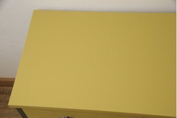 3段重ね桐箪笥を3つのローボードへリメイク!上段は引き戸を組子ガラスに変更。明るめの茶色に着色仕上げ。中段は取っ手を交換し、ダークグリーン、スモーキーイエローのツートーンペイント。下段はフラップダウン式扉に加工し、濃いめの茶色に着色仕上げ。中下段には天板を取り付け、3点全て脚の取り付け。