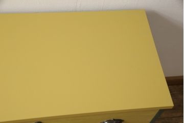 3段重ね桐箪笥を3つのローボードへリメイク!上段は引き戸を組子ガラスに変更。明るめの茶色に着色仕上げ。中段は取っ手を交換し、ダークグリーン、スモーキーイエローのツートーンペイント。下段はフラップダウン式扉に加工し、濃いめの茶色に着色仕上げ。中下段には天板を取り付け、3点全て脚の取り付け。