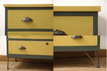 3段重ね桐箪笥を3つのローボードへリメイク!上段は引き戸を組子ガラスに変更。明るめの茶色に着色仕上げ。中段は取っ手を交換し、ダークグリーン、スモーキーイエローのツートーンペイント。下段はフラップダウン式扉に加工し、濃いめの茶色に着色仕上げ。中下段には天板を取り付け、3点全て脚の取り付け。