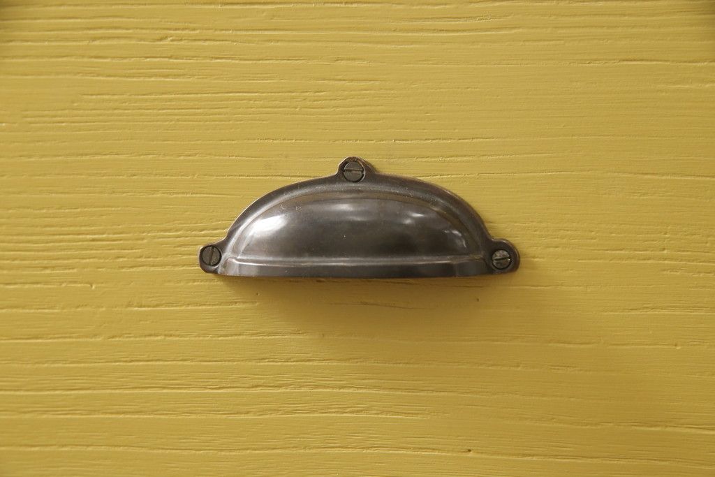 3段重ね桐箪笥を3つのローボードへリメイク!上段は引き戸を組子ガラスに変更。明るめの茶色に着色仕上げ。中段は取っ手を交換し、ダークグリーン、スモーキーイエローのツートーンペイント。下段はフラップダウン式扉に加工し、濃いめの茶色に着色仕上げ。中下段には天板を取り付け、3点全て脚の取り付け。