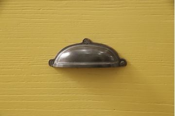 3段重ね桐箪笥を3つのローボードへリメイク!上段は引き戸を組子ガラスに変更。明るめの茶色に着色仕上げ。中段は取っ手を交換し、ダークグリーン、スモーキーイエローのツートーンペイント。下段はフラップダウン式扉に加工し、濃いめの茶色に着色仕上げ。中下段には天板を取り付け、3点全て脚の取り付け。