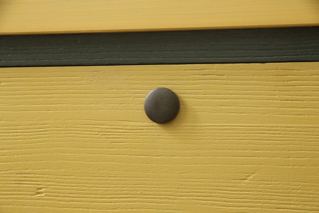 3段重ね桐箪笥を3つのローボードへリメイク!上段は引き戸を組子ガラスに変更。明るめの茶色に着色仕上げ。中段は取っ手を交換し、ダークグリーン、スモーキーイエローのツートーンペイント。下段はフラップダウン式扉に加工し、濃いめの茶色に着色仕上げ。中下段には天板を取り付け、3点全て脚の取り付け。