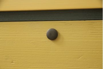 3段重ね桐箪笥を3つのローボードへリメイク!上段は引き戸を組子ガラスに変更。明るめの茶色に着色仕上げ。中段は取っ手を交換し、ダークグリーン、スモーキーイエローのツートーンペイント。下段はフラップダウン式扉に加工し、濃いめの茶色に着色仕上げ。中下段には天板を取り付け、3点全て脚の取り付け。