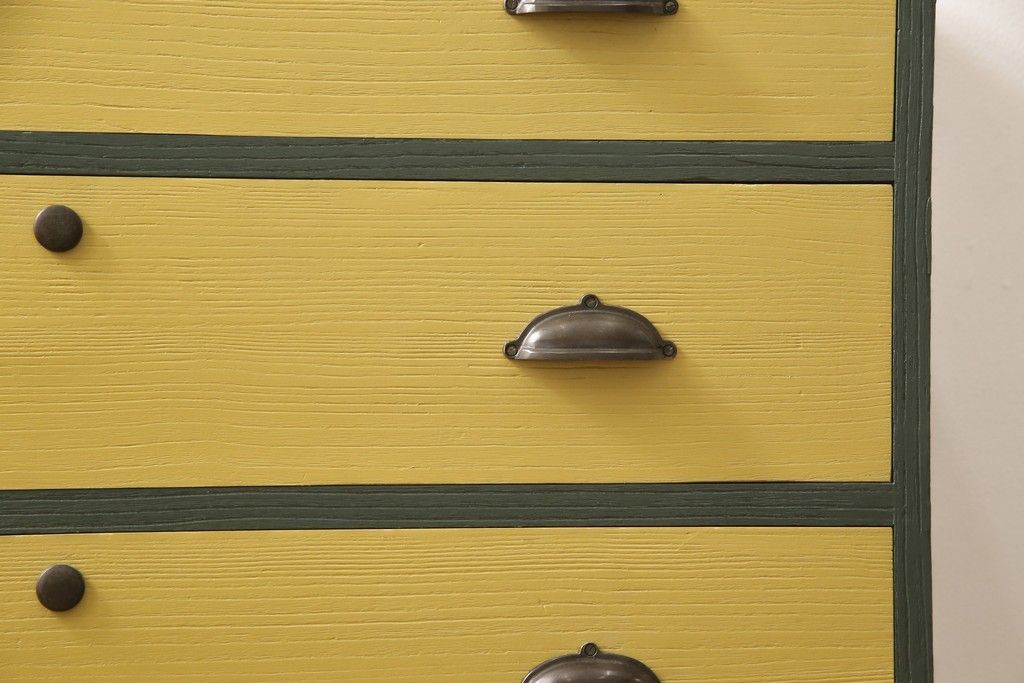 3段重ね桐箪笥を3つのローボードへリメイク!上段は引き戸を組子ガラスに変更。明るめの茶色に着色仕上げ。中段は取っ手を交換し、ダークグリーン、スモーキーイエローのツートーンペイント。下段はフラップダウン式扉に加工し、濃いめの茶色に着色仕上げ。中下段には天板を取り付け、3点全て脚の取り付け。