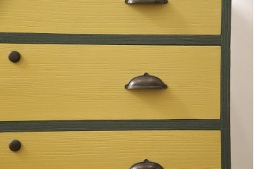 3段重ね桐箪笥を3つのローボードへリメイク!上段は引き戸を組子ガラスに変更。明るめの茶色に着色仕上げ。中段は取っ手を交換し、ダークグリーン、スモーキーイエローのツートーンペイント。下段はフラップダウン式扉に加工し、濃いめの茶色に着色仕上げ。中下段には天板を取り付け、3点全て脚の取り付け。