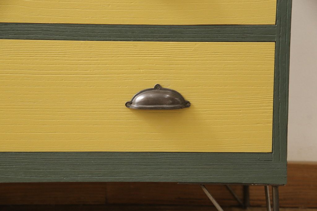 3段重ね桐箪笥を3つのローボードへリメイク!上段は引き戸を組子ガラスに変更。明るめの茶色に着色仕上げ。中段は取っ手を交換し、ダークグリーン、スモーキーイエローのツートーンペイント。下段はフラップダウン式扉に加工し、濃いめの茶色に着色仕上げ。中下段には天板を取り付け、3点全て脚の取り付け。