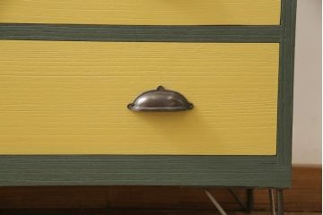 3段重ね桐箪笥を3つのローボードへリメイク!上段は引き戸を組子ガラスに変更。明るめの茶色に着色仕上げ。中段は取っ手を交換し、ダークグリーン、スモーキーイエローのツートーンペイント。下段はフラップダウン式扉に加工し、濃いめの茶色に着色仕上げ。中下段には天板を取り付け、3点全て脚の取り付け。