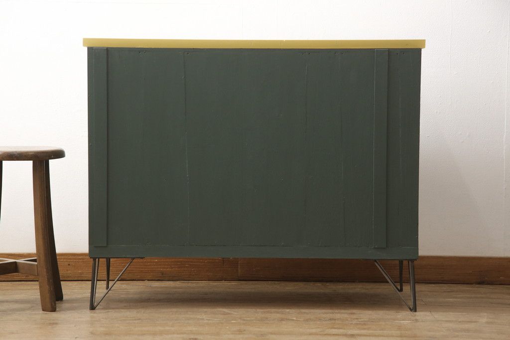 3段重ね桐箪笥を3つのローボードへリメイク!上段は引き戸を組子ガラスに変更。明るめの茶色に着色仕上げ。中段は取っ手を交換し、ダークグリーン、スモーキーイエローのツートーンペイント。下段はフラップダウン式扉に加工し、濃いめの茶色に着色仕上げ。中下段には天板を取り付け、3点全て脚の取り付け。