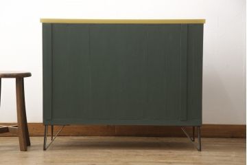 3段重ね桐箪笥を3つのローボードへリメイク!上段は引き戸を組子ガラスに変更。明るめの茶色に着色仕上げ。中段は取っ手を交換し、ダークグリーン、スモーキーイエローのツートーンペイント。下段はフラップダウン式扉に加工し、濃いめの茶色に着色仕上げ。中下段には天板を取り付け、3点全て脚の取り付け。