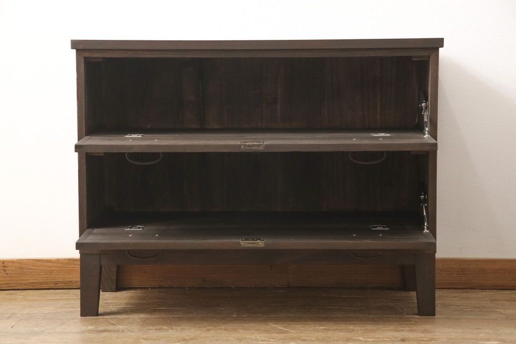 3段重ね桐箪笥を3つのローボードへリメイク!上段は引き戸を組子ガラスに変更。明るめの茶色に着色仕上げ。中段は取っ手を交換し、ダークグリーン、スモーキーイエローのツートーンペイント。下段はフラップダウン式扉に加工し、濃いめの茶色に着色仕上げ。中下段には天板を取り付け、3点全て脚の取り付け。