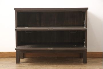 3段重ね桐箪笥を3つのローボードへリメイク!上段は引き戸を組子ガラスに変更。明るめの茶色に着色仕上げ。中段は取っ手を交換し、ダークグリーン、スモーキーイエローのツートーンペイント。下段はフラップダウン式扉に加工し、濃いめの茶色に着色仕上げ。中下段には天板を取り付け、3点全て脚の取り付け。