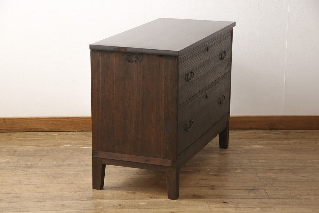 3段重ね桐箪笥を3つのローボードへリメイク!上段は引き戸を組子ガラスに変更。明るめの茶色に着色仕上げ。中段は取っ手を交換し、ダークグリーン、スモーキーイエローのツートーンペイント。下段はフラップダウン式扉に加工し、濃いめの茶色に着色仕上げ。中下段には天板を取り付け、3点全て脚の取り付け。