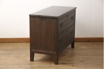 3段重ね桐箪笥を3つのローボードへリメイク!上段は引き戸を組子ガラスに変更。明るめの茶色に着色仕上げ。中段は取っ手を交換し、ダークグリーン、スモーキーイエローのツートーンペイント。下段はフラップダウン式扉に加工し、濃いめの茶色に着色仕上げ。中下段には天板を取り付け、3点全て脚の取り付け。