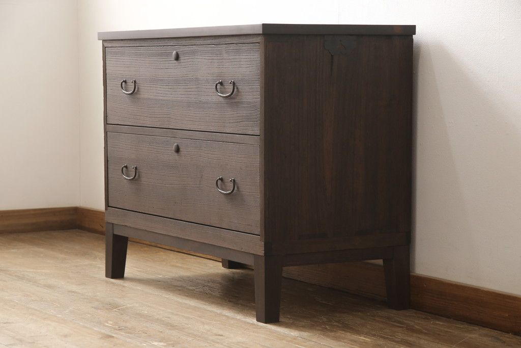 3段重ね桐箪笥を3つのローボードへリメイク!上段は引き戸を組子ガラスに変更。明るめの茶色に着色仕上げ。中段は取っ手を交換し、ダークグリーン、スモーキーイエローのツートーンペイント。下段はフラップダウン式扉に加工し、濃いめの茶色に着色仕上げ。中下段には天板を取り付け、3点全て脚の取り付け。