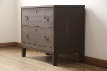 3段重ね桐箪笥を3つのローボードへリメイク!上段は引き戸を組子ガラスに変更。明るめの茶色に着色仕上げ。中段は取っ手を交換し、ダークグリーン、スモーキーイエローのツートーンペイント。下段はフラップダウン式扉に加工し、濃いめの茶色に着色仕上げ。中下段には天板を取り付け、3点全て脚の取り付け。