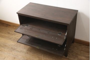 3段重ね桐箪笥を3つのローボードへリメイク!上段は引き戸を組子ガラスに変更。明るめの茶色に着色仕上げ。中段は取っ手を交換し、ダークグリーン、スモーキーイエローのツートーンペイント。下段はフラップダウン式扉に加工し、濃いめの茶色に着色仕上げ。中下段には天板を取り付け、3点全て脚の取り付け。