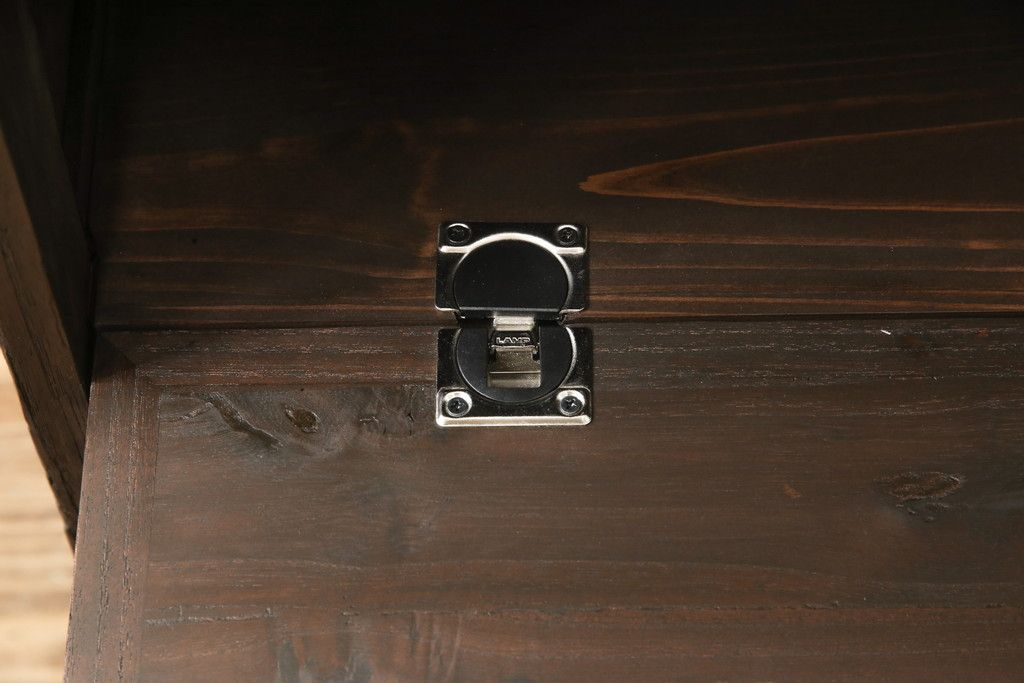 3段重ね桐箪笥を3つのローボードへリメイク!上段は引き戸を組子ガラスに変更。明るめの茶色に着色仕上げ。中段は取っ手を交換し、ダークグリーン、スモーキーイエローのツートーンペイント。下段はフラップダウン式扉に加工し、濃いめの茶色に着色仕上げ。中下段には天板を取り付け、3点全て脚の取り付け。