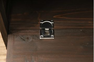 3段重ね桐箪笥を3つのローボードへリメイク!上段は引き戸を組子ガラスに変更。明るめの茶色に着色仕上げ。中段は取っ手を交換し、ダークグリーン、スモーキーイエローのツートーンペイント。下段はフラップダウン式扉に加工し、濃いめの茶色に着色仕上げ。中下段には天板を取り付け、3点全て脚の取り付け。