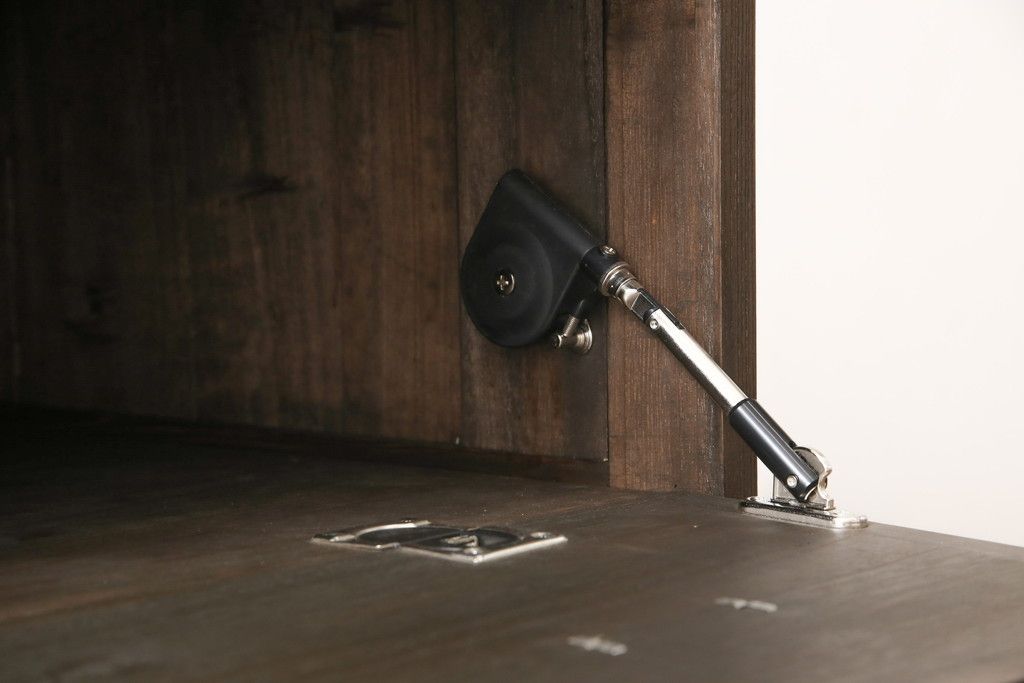 3段重ね桐箪笥を3つのローボードへリメイク!上段は引き戸を組子ガラスに変更。明るめの茶色に着色仕上げ。中段は取っ手を交換し、ダークグリーン、スモーキーイエローのツートーンペイント。下段はフラップダウン式扉に加工し、濃いめの茶色に着色仕上げ。中下段には天板を取り付け、3点全て脚の取り付け。