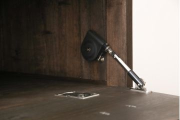 3段重ね桐箪笥を3つのローボードへリメイク!上段は引き戸を組子ガラスに変更。明るめの茶色に着色仕上げ。中段は取っ手を交換し、ダークグリーン、スモーキーイエローのツートーンペイント。下段はフラップダウン式扉に加工し、濃いめの茶色に着色仕上げ。中下段には天板を取り付け、3点全て脚の取り付け。