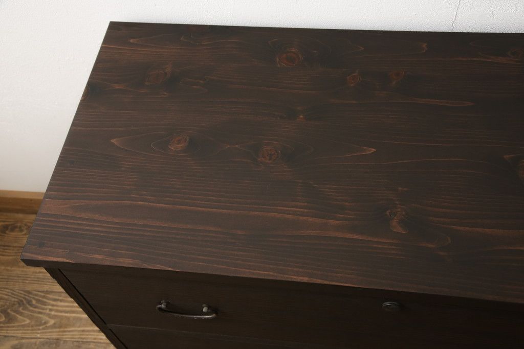 3段重ね桐箪笥を3つのローボードへリメイク!上段は引き戸を組子ガラスに変更。明るめの茶色に着色仕上げ。中段は取っ手を交換し、ダークグリーン、スモーキーイエローのツートーンペイント。下段はフラップダウン式扉に加工し、濃いめの茶色に着色仕上げ。中下段には天板を取り付け、3点全て脚の取り付け。