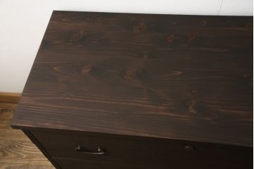 3段重ね桐箪笥を3つのローボードへリメイク!上段は引き戸を組子ガラスに変更。明るめの茶色に着色仕上げ。中段は取っ手を交換し、ダークグリーン、スモーキーイエローのツートーンペイント。下段はフラップダウン式扉に加工し、濃いめの茶色に着色仕上げ。中下段には天板を取り付け、3点全て脚の取り付け。