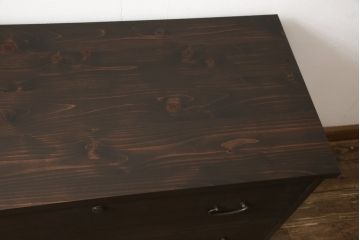 3段重ね桐箪笥を3つのローボードへリメイク!上段は引き戸を組子ガラスに変更。明るめの茶色に着色仕上げ。中段は取っ手を交換し、ダークグリーン、スモーキーイエローのツートーンペイント。下段はフラップダウン式扉に加工し、濃いめの茶色に着色仕上げ。中下段には天板を取り付け、3点全て脚の取り付け。