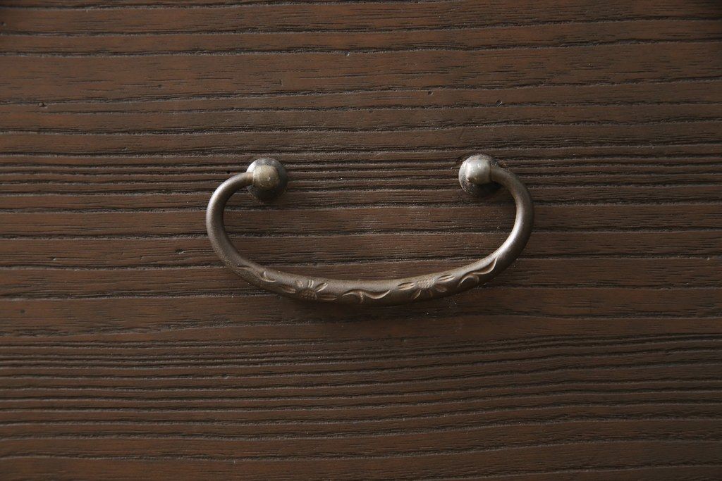 3段重ね桐箪笥を3つのローボードへリメイク!上段は引き戸を組子ガラスに変更。明るめの茶色に着色仕上げ。中段は取っ手を交換し、ダークグリーン、スモーキーイエローのツートーンペイント。下段はフラップダウン式扉に加工し、濃いめの茶色に着色仕上げ。中下段には天板を取り付け、3点全て脚の取り付け。