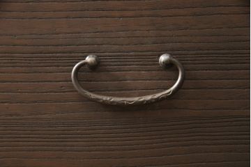 3段重ね桐箪笥を3つのローボードへリメイク!上段は引き戸を組子ガラスに変更。明るめの茶色に着色仕上げ。中段は取っ手を交換し、ダークグリーン、スモーキーイエローのツートーンペイント。下段はフラップダウン式扉に加工し、濃いめの茶色に着色仕上げ。中下段には天板を取り付け、3点全て脚の取り付け。