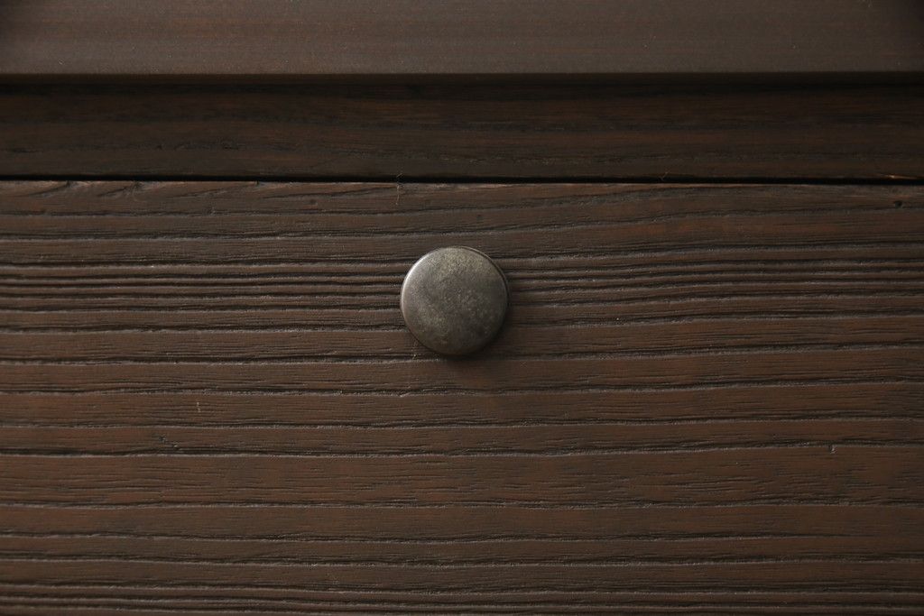 3段重ね桐箪笥を3つのローボードへリメイク!上段は引き戸を組子ガラスに変更。明るめの茶色に着色仕上げ。中段は取っ手を交換し、ダークグリーン、スモーキーイエローのツートーンペイント。下段はフラップダウン式扉に加工し、濃いめの茶色に着色仕上げ。中下段には天板を取り付け、3点全て脚の取り付け。