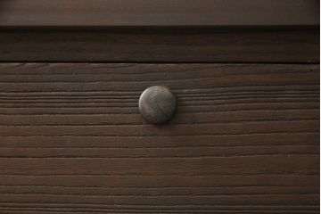 3段重ね桐箪笥を3つのローボードへリメイク!上段は引き戸を組子ガラスに変更。明るめの茶色に着色仕上げ。中段は取っ手を交換し、ダークグリーン、スモーキーイエローのツートーンペイント。下段はフラップダウン式扉に加工し、濃いめの茶色に着色仕上げ。中下段には天板を取り付け、3点全て脚の取り付け。