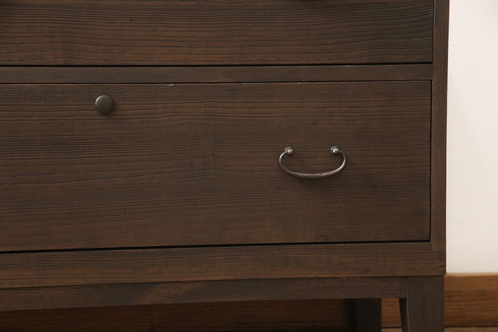 3段重ね桐箪笥を3つのローボードへリメイク!上段は引き戸を組子ガラスに変更。明るめの茶色に着色仕上げ。中段は取っ手を交換し、ダークグリーン、スモーキーイエローのツートーンペイント。下段はフラップダウン式扉に加工し、濃いめの茶色に着色仕上げ。中下段には天板を取り付け、3点全て脚の取り付け。