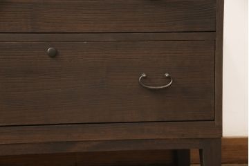 3段重ね桐箪笥を3つのローボードへリメイク!上段は引き戸を組子ガラスに変更。明るめの茶色に着色仕上げ。中段は取っ手を交換し、ダークグリーン、スモーキーイエローのツートーンペイント。下段はフラップダウン式扉に加工し、濃いめの茶色に着色仕上げ。中下段には天板を取り付け、3点全て脚の取り付け。