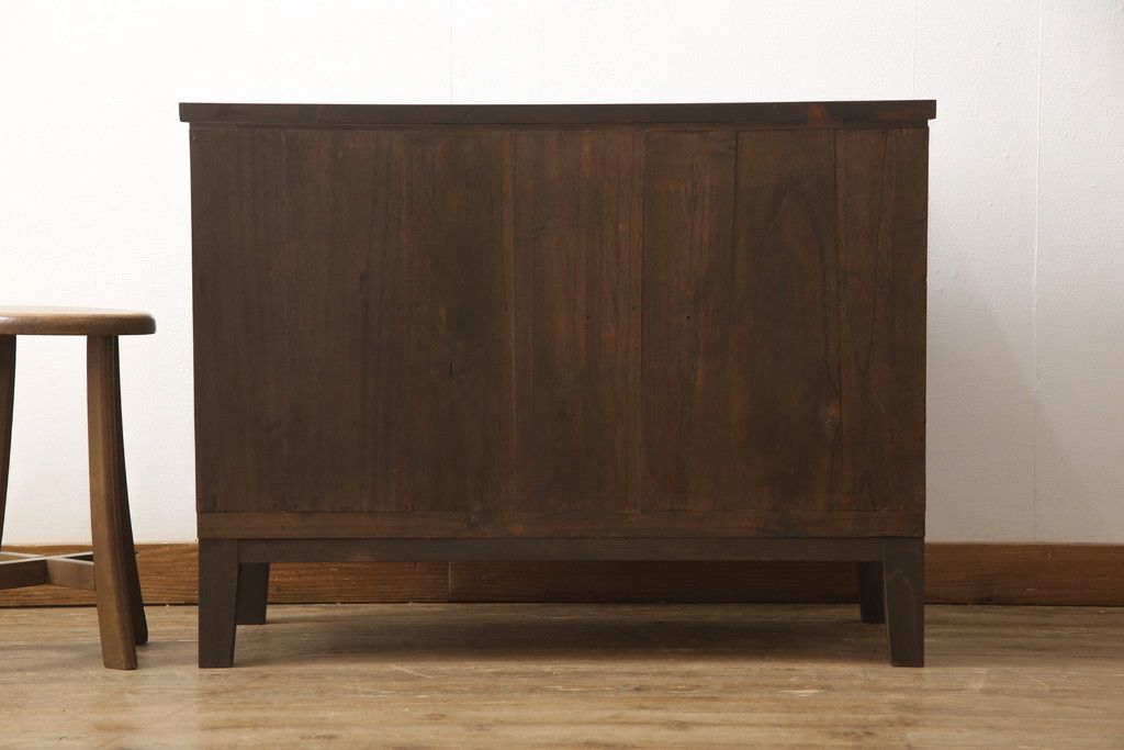 3段重ね桐箪笥を3つのローボードへリメイク!上段は引き戸を組子ガラスに変更。明るめの茶色に着色仕上げ。中段は取っ手を交換し、ダークグリーン、スモーキーイエローのツートーンペイント。下段はフラップダウン式扉に加工し、濃いめの茶色に着色仕上げ。中下段には天板を取り付け、3点全て脚の取り付け。