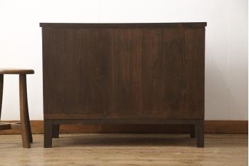 3段重ね桐箪笥を3つのローボードへリメイク!上段は引き戸を組子ガラスに変更。明るめの茶色に着色仕上げ。中段は取っ手を交換し、ダークグリーン、スモーキーイエローのツートーンペイント。下段はフラップダウン式扉に加工し、濃いめの茶色に着色仕上げ。中下段には天板を取り付け、3点全て脚の取り付け。