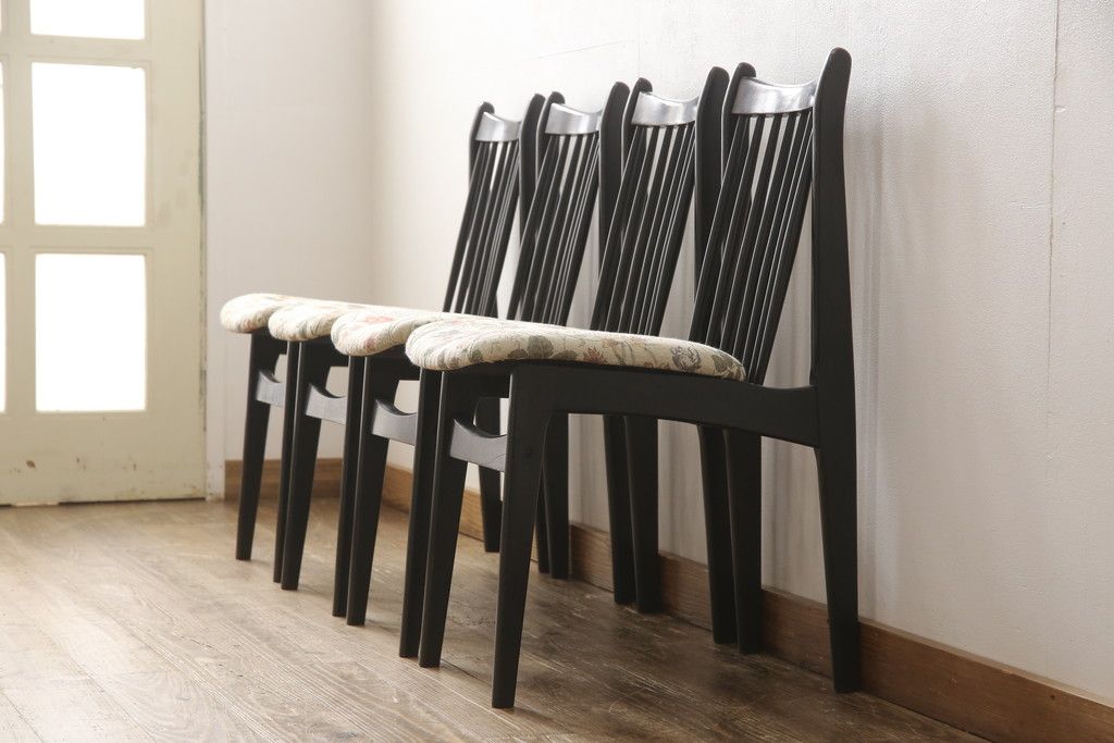 チェアの座面を張り替えてリメイク!高品質リペアを施し、座面をお好みの生地に張り替え。木部は現状の色味に仕上げ。