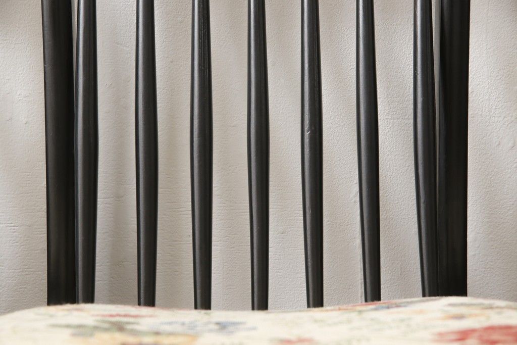 チェアの座面を張り替えてリメイク!高品質リペアを施し、座面をお好みの生地に張り替え。木部は現状の色味に仕上げ。