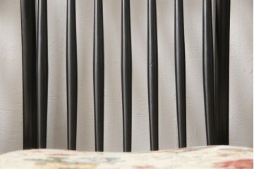 チェアの座面を張り替えてリメイク!高品質リペアを施し、座面をお好みの生地に張り替え。木部は現状の色味に仕上げ。