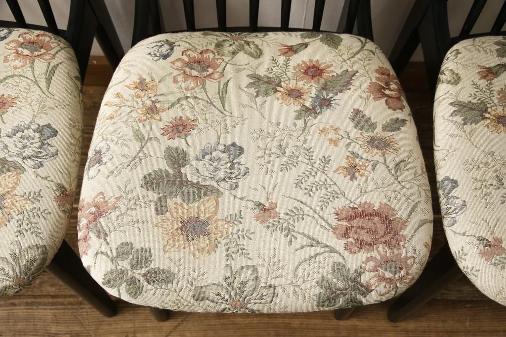 チェアの座面を張り替えてリメイク!高品質リペアを施し、座面をお好みの生地に張り替え。木部は現状の色味に仕上げ。