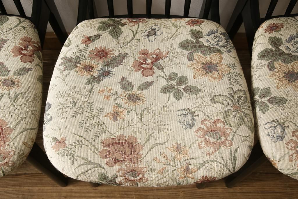 チェアの座面を張り替えてリメイク!高品質リペアを施し、座面をお好みの生地に張り替え。木部は現状の色味に仕上げ。