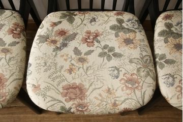 チェアの座面を張り替えてリメイク!高品質リペアを施し、座面をお好みの生地に張り替え。木部は現状の色味に仕上げ。