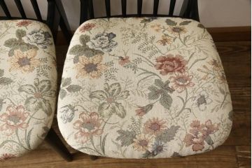 チェアの座面を張り替えてリメイク!高品質リペアを施し、座面をお好みの生地に張り替え。木部は現状の色味に仕上げ。