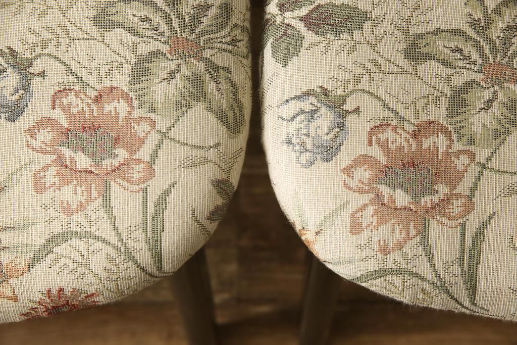 チェアの座面を張り替えてリメイク!高品質リペアを施し、座面をお好みの生地に張り替え。木部は現状の色味に仕上げ。