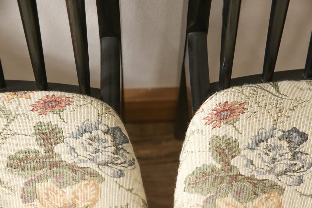 チェアの座面を張り替えてリメイク!高品質リペアを施し、座面をお好みの生地に張り替え。木部は現状の色味に仕上げ。