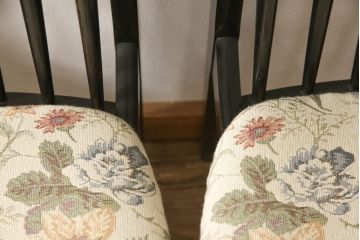 チェアの座面を張り替えてリメイク!高品質リペアを施し、座面をお好みの生地に張り替え。木部は現状の色味に仕上げ。
