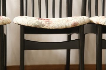 チェアの座面を張り替えてリメイク!高品質リペアを施し、座面をお好みの生地に張り替え。木部は現状の色味に仕上げ。