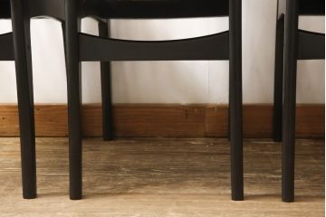 チェアの座面を張り替えてリメイク!高品質リペアを施し、座面をお好みの生地に張り替え。木部は現状の色味に仕上げ。