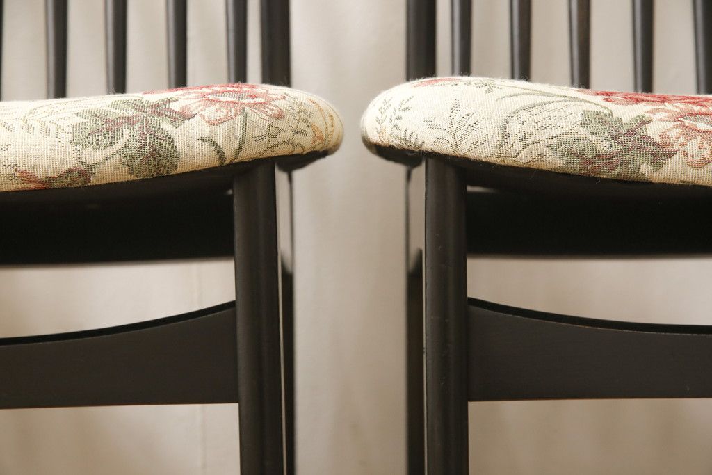 チェアの座面を張り替えてリメイク!高品質リペアを施し、座面をお好みの生地に張り替え。木部は現状の色味に仕上げ。